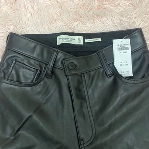 Abercrombie “The 90’s Straight Ultra High Rise”